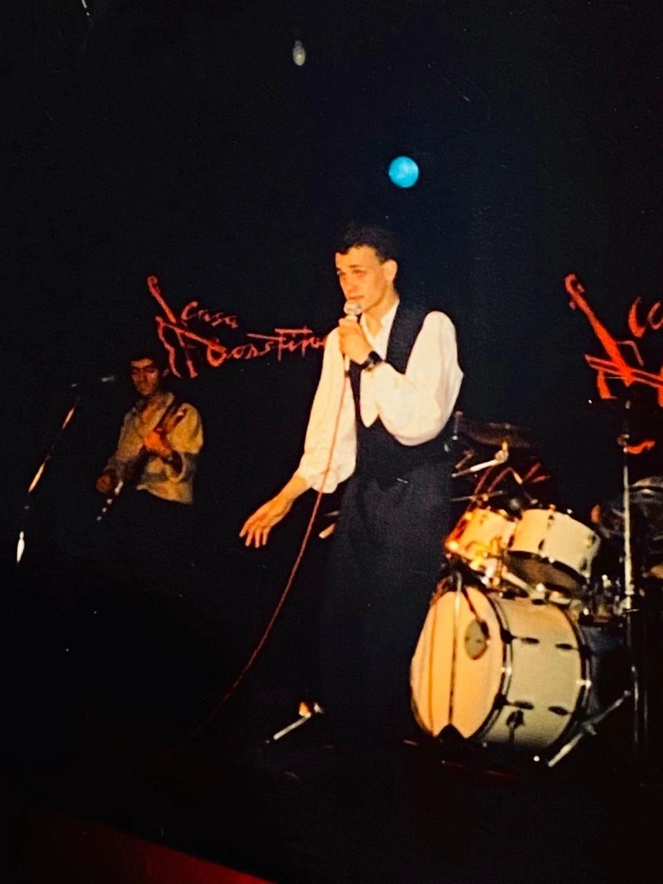 Mito Mora cantando en escenario