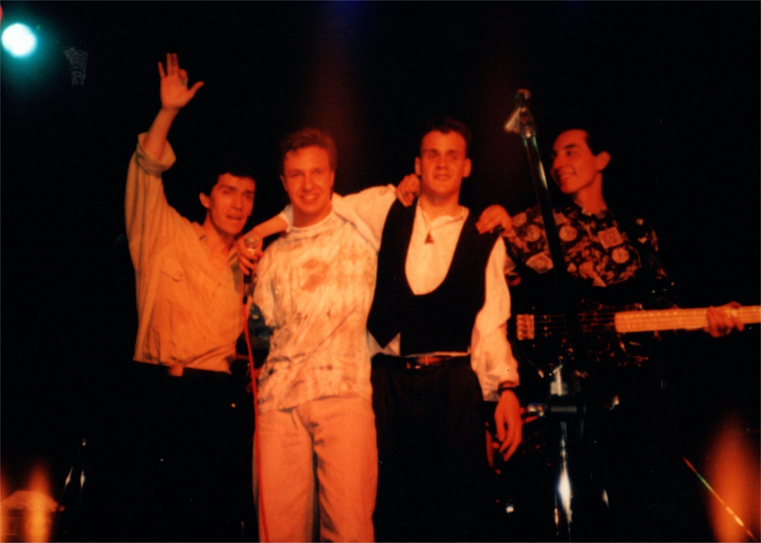 Banda en escenario años 90