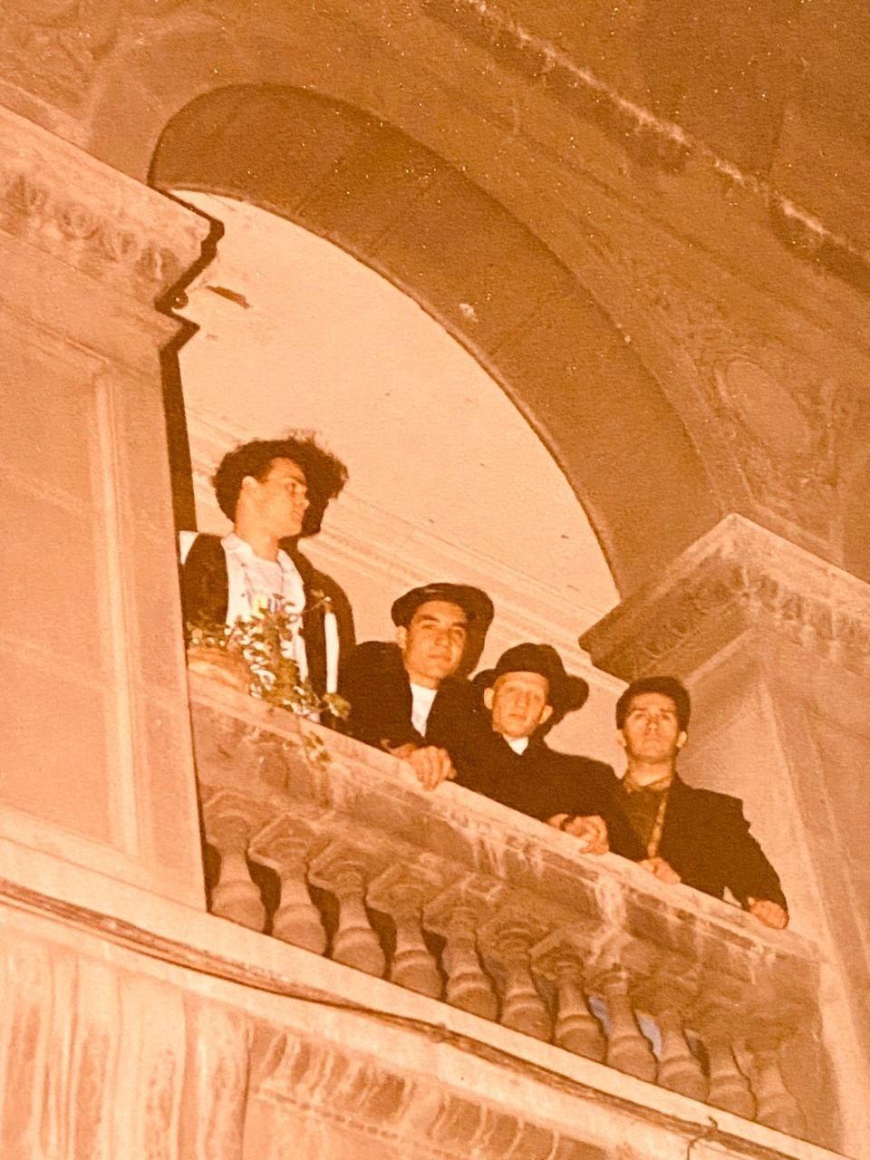 Grupo musical en balcón