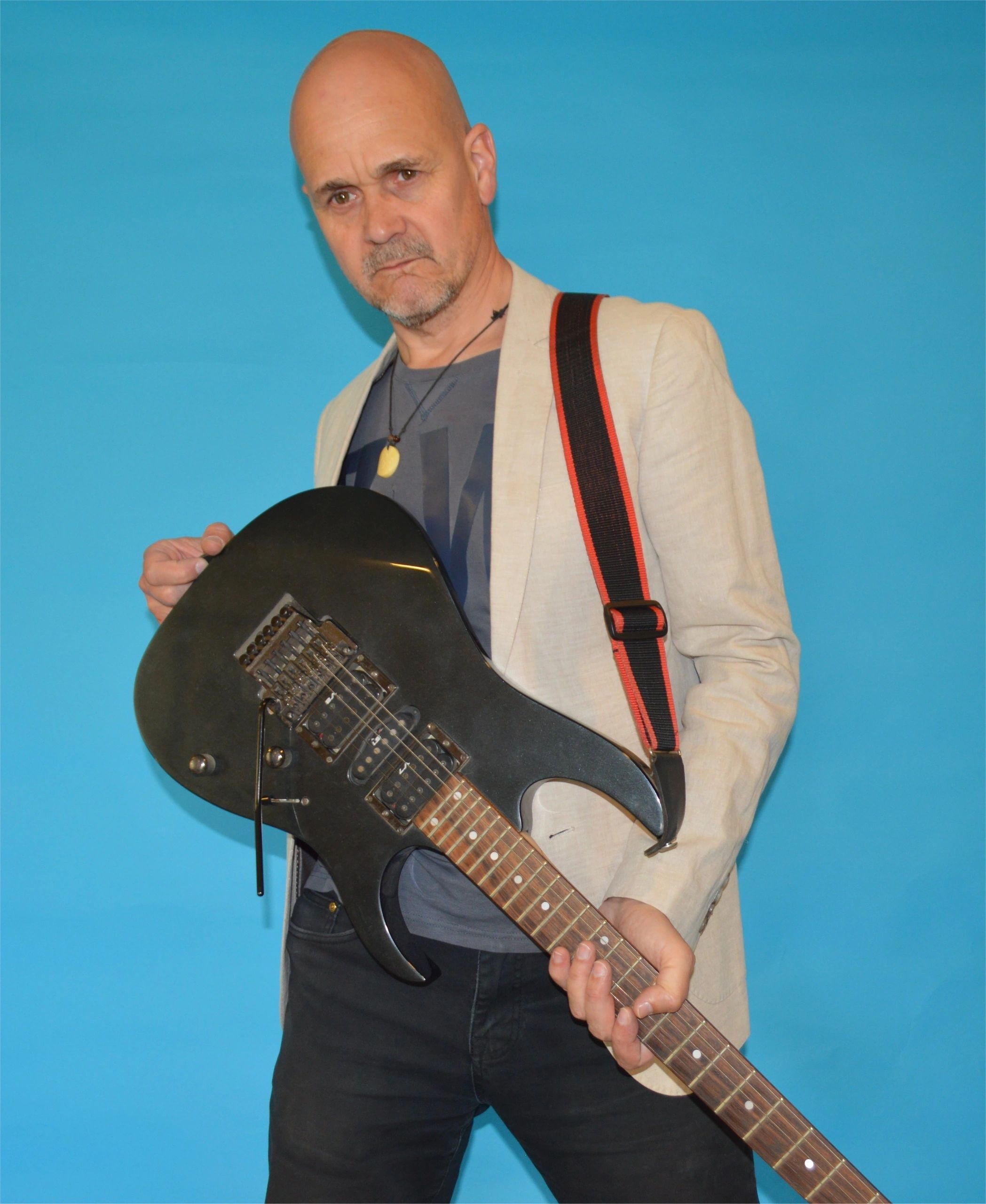 Mito Mora con guitarra